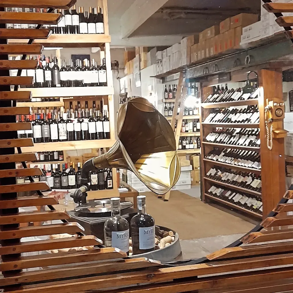 Vista del interior de la cava a través de los listones de madera de la persiana