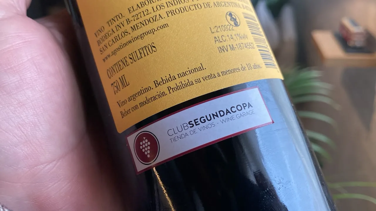 Sticker de garantía pegado en una botella de la cava